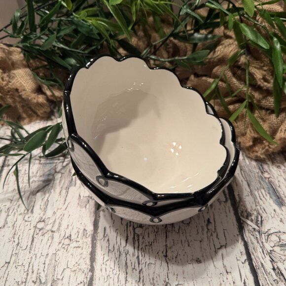 NWOT Set of 2 Scallop Edge Bowls White Black - Picture 4 of 5